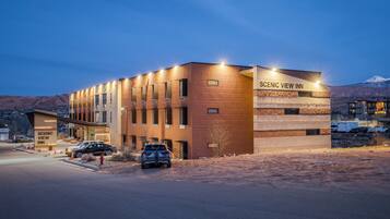 Un edificio moderno con un cartel que dice "SCENIC VIEW INN".