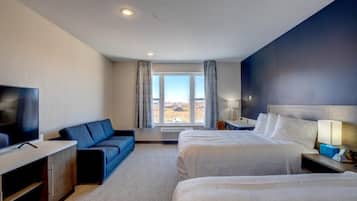 Premium kamer | Bedden met traagschuimmatras, een bureau, een laptopwerkplek