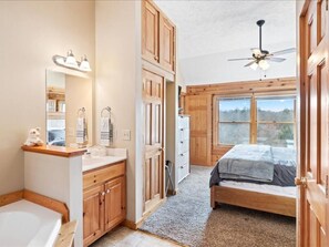 Tabla de planchar con plancha, wifi gratis y ropa de cama 