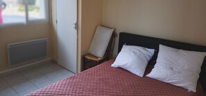 2 slaapkamers, een strijkplank/strijkijzer, beddengoed
