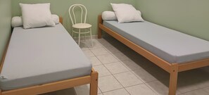 2 slaapkamers, een strijkplank/strijkijzer, beddengoed