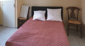 2 makuuhuonetta, silitysrauta/-lauta, vuodevaatteet