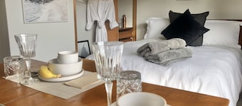 Vegan Homestay- Small Double Room w Shared Bathroom