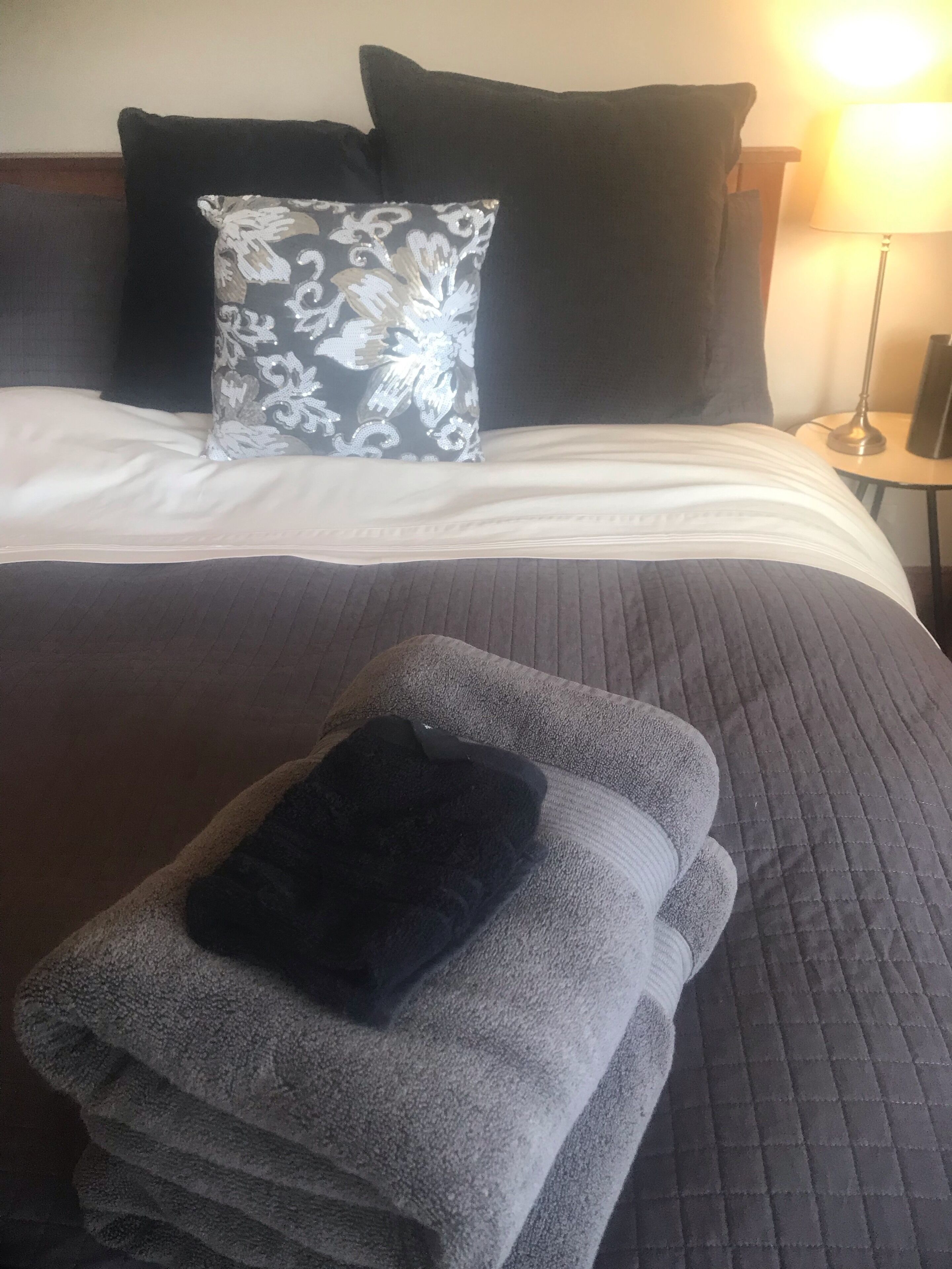 Vegan Homestay- Small Double Room w Shared Bathroom