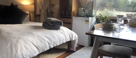 1 slaapkamer, een strijkplank/strijkijzer, gratis wifi, beddengoed