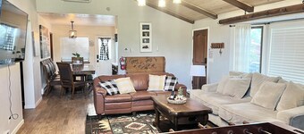 Cozy Family Friendly Lodge, 2 Games Rooms, Hot Tub, EV Charger