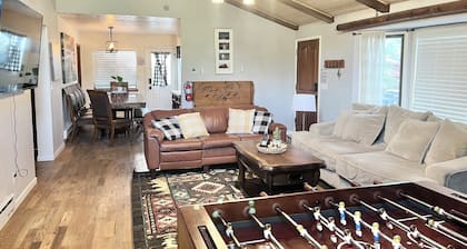 Cozy Family Friendly Lodge, 2 Games Rooms, Hot Tub, EV Charger