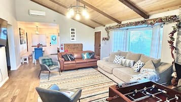 TV connectée, cheminée, baby-foot, table de tennis de table