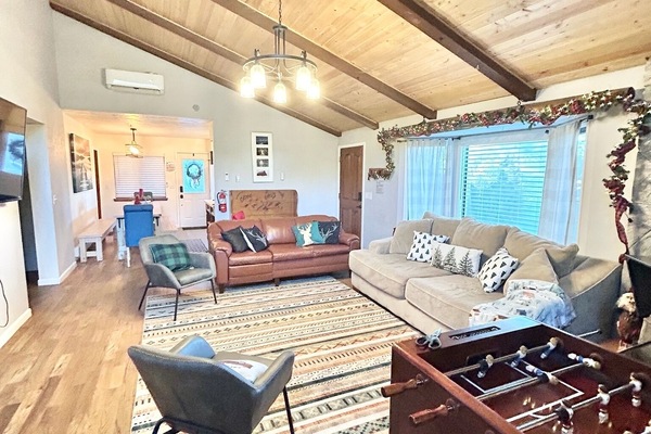 Smart TV, caminetto, tavolo da calcetto, tavolo da ping pong