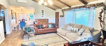 Cozy Family Friendly Lodge, 2 Games Rooms, Hot Tub, EV Charger