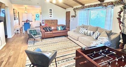 Cozy Family Friendly Lodge, 2 Games Rooms, Hot Tub, EV Charger