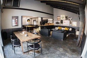 المنشأة من الداخل