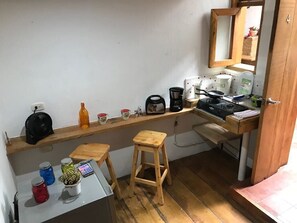 Frigorifero, piano cottura, macchina per tè/caffè, frullatore
