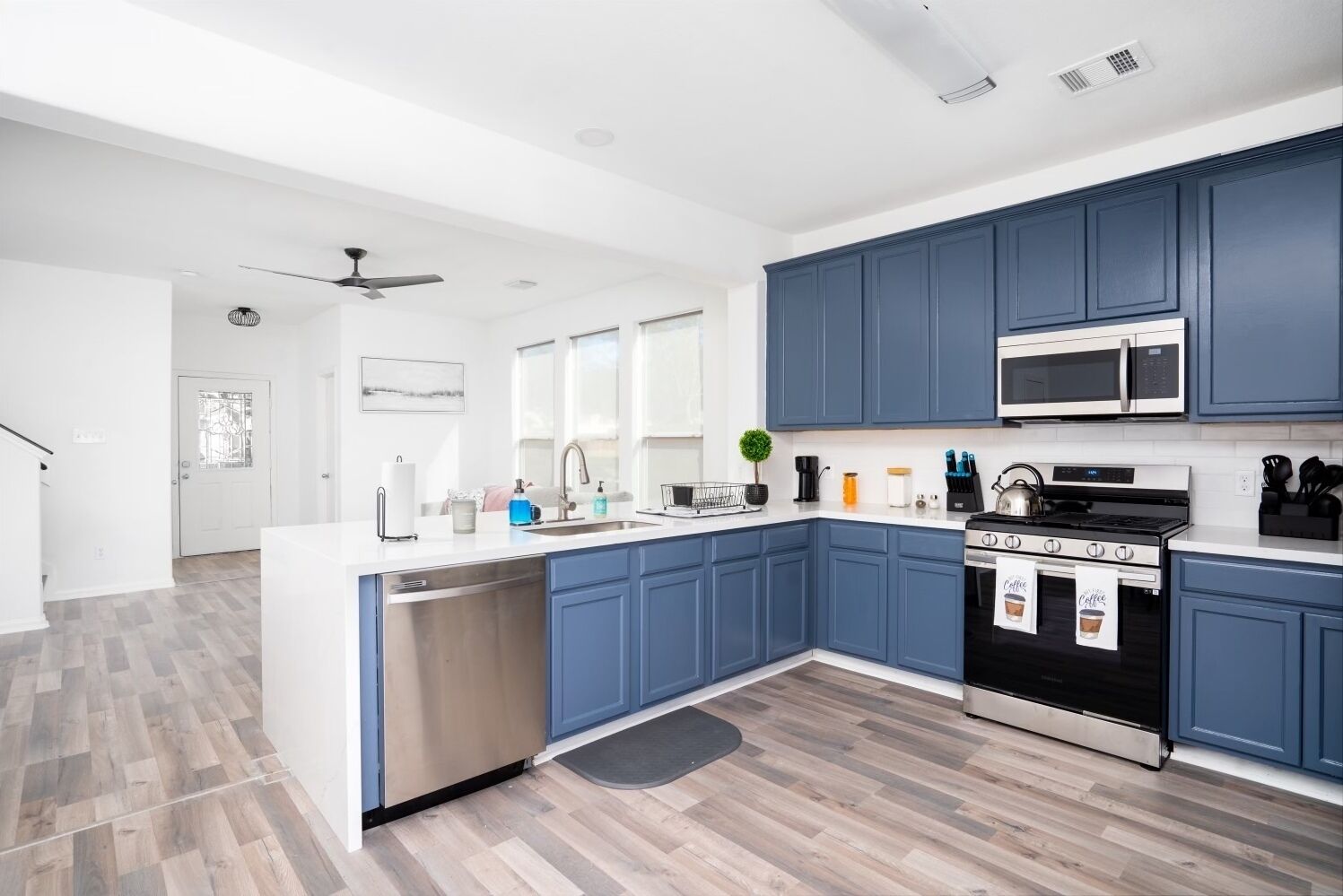 Een microgolfoven, een vaatwasser, een koffiezetapparaat/waterkoker