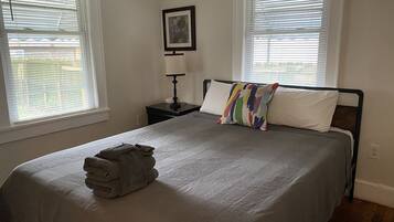 3 habitaciones, escritorio, tabla de planchar con plancha y wifi gratis