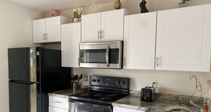 Clean & Cozy 3BR/1BA - Only 10 mins to Downtown Charleston!