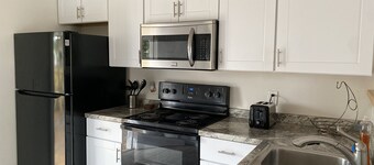 Clean & Cozy 3BR/1BA - Only 10 mins to Downtown Charleston!