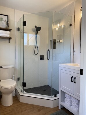 Dusche, Haartrockner, Handtücher, Seife