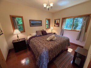 1 bedroom, free WiFi - Peaceful newly renovated 1 bdrm cottage near owner occupied deep water lake home (Sagle)