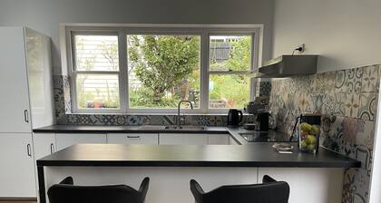Derby Bank House Cabin- one bedroom with full kitchen. In the centre of town
