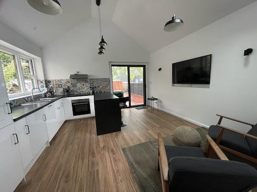 Derby Bank House Cabin- one bedroom with full kitchen. In the centre of town