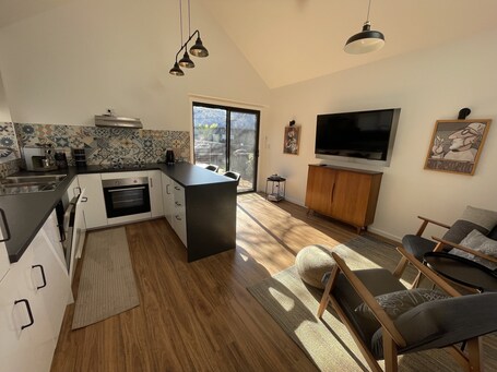 Fridge, oven, stovetop, dishwasher. Derby Bank House Cabin- one bedroom with full kitchen. In the centre of town
