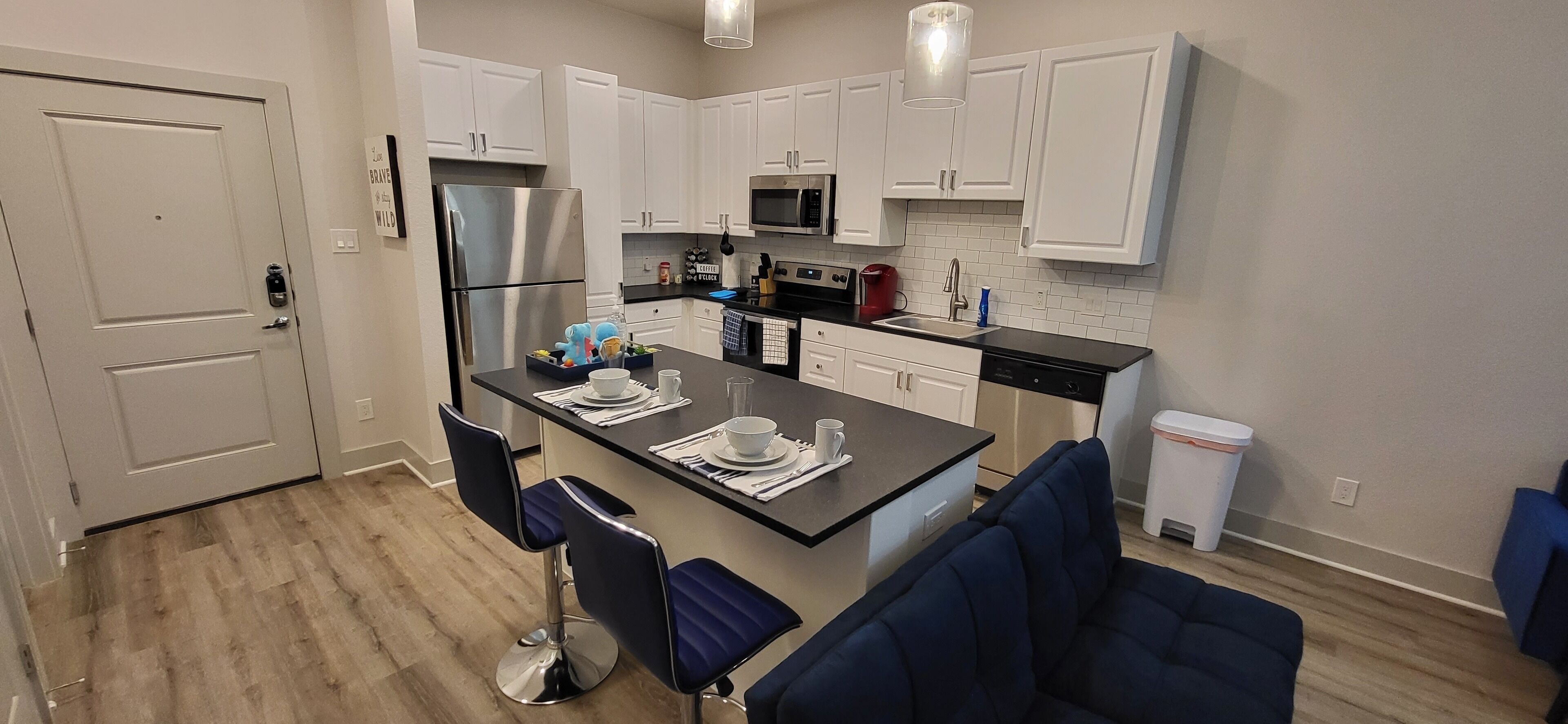 Homey 1 Bedroom Apartment for Short or Long Stays!