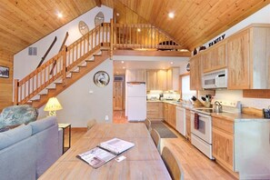 Fridge, microwave, oven, stovetop - Elk House | Hot tub, EV, AC (Packwood)