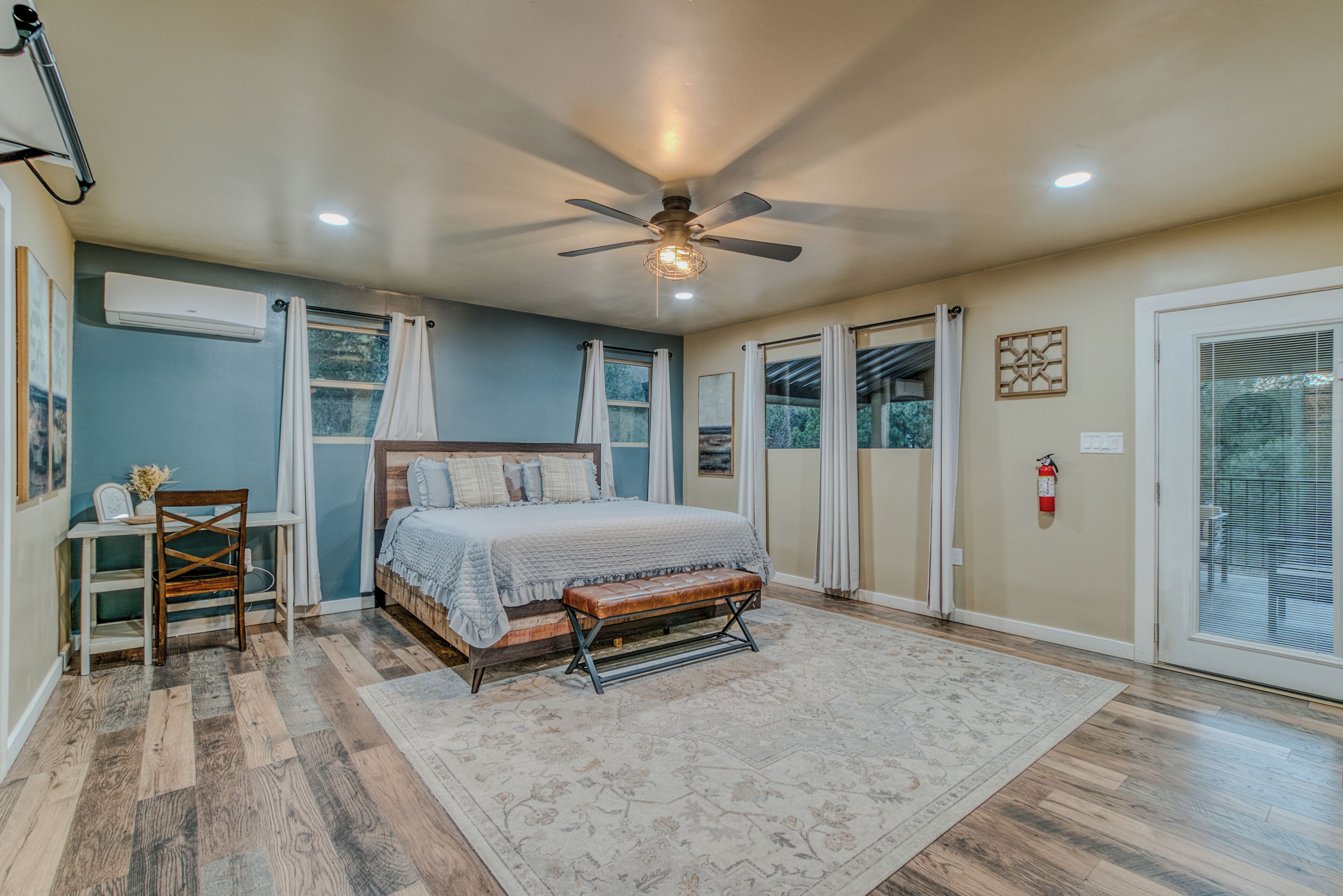 5 habitaciones, escritorio y tabla de planchar con plancha 