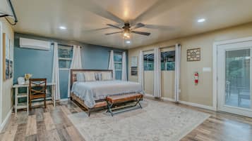 5 habitaciones, escritorio y tabla de planchar con plancha