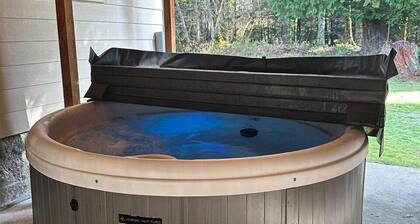 Little Woods Outpost | Wifi, AC, Hot tub