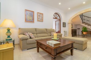 TV, lareira, mesa de pingue-pongue