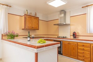 Een koelkast, een magnetron, een oven, een kookplaat