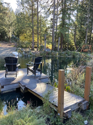 Hidden Pond Large Two Bedroom, Pet Friendly, with Hot Tub and Private Beach 