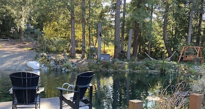 Hidden Pond Large Two Bedroom, Pet Friendly, with Hot Tub and Private Beach