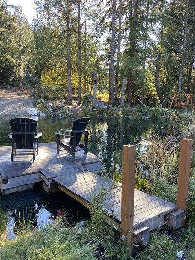 Hidden Pond Large Two Bedroom, Pet Friendly, with Hot Tub and Private Beach 