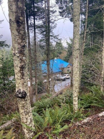 Hidden Pond Large Two Bedroom, Pet Friendly, with Hot Tub and Private Beach