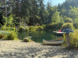 بالقرب من الشاطئ، كراسي للتشمس، مناشف للشاطئ