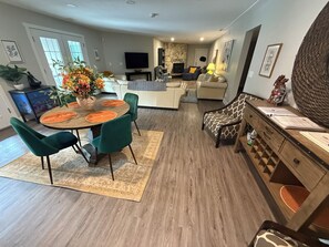 Interior - Hidden Pond Large Two Bedroom, Pet Friendly, with Hot Tub and Private Beach  (Victoria)