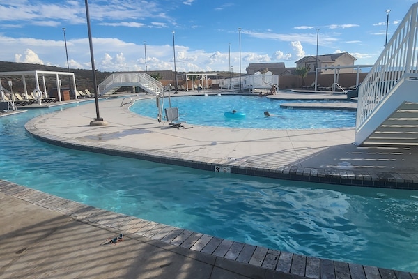 Piscina a l'aire lliure i piscina climatitzada