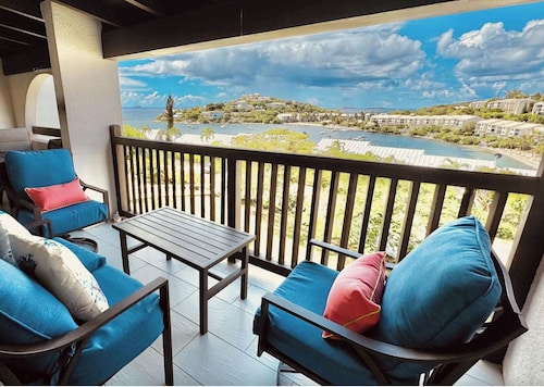 Family Luxury 3BR - Steps to Beach, Pool, Restaurants! Close to Red Hook.