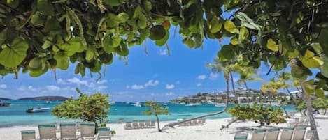 På stranden, solstolar och strandhanddukar
