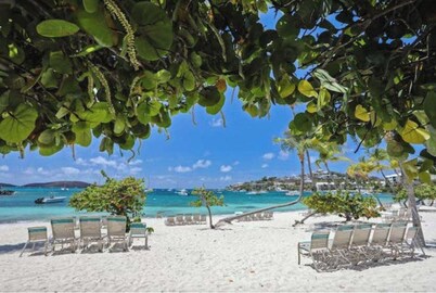 Family Luxury 3BR - Steps to Beach, Pool, Restaurants! Close to Red Hook.