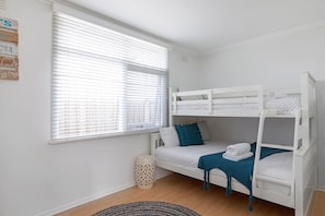 2 habitaciones, escritorio, tabla de planchar con plancha y wifi gratis 