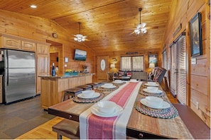 Dining - Pet-Friendly 3BR/2BA Secluded Cabin• Fire Pit• Hot Tub • Wrap Porch • Arcade (Sevierville)