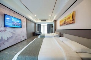 Habitación de hotel con dos camas, un televisor montado en la pared y un cuadro.