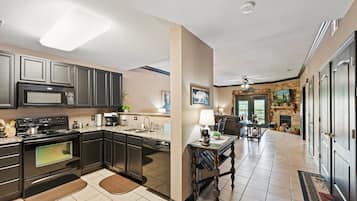 Condo, 1 Bedroom | Private kitchen | Fridge, oven, coffee/tea maker, toaster