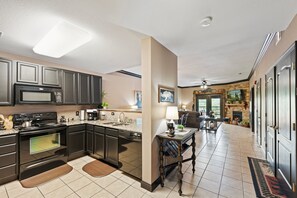 Condo, 1 chambre | Cuisine privée | Réfrigérateur, un four, cafetière-théière, grille-pain