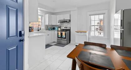 Casa Soleada in East Rock |King Bed| Near DT and Yale SOM | Free parking