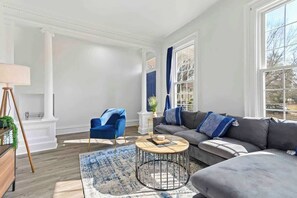 Smart TV, offices - Casa Soleada in Heart of East Rock 3BR | Cozy King Bed | Near DT/Yale (new haven)